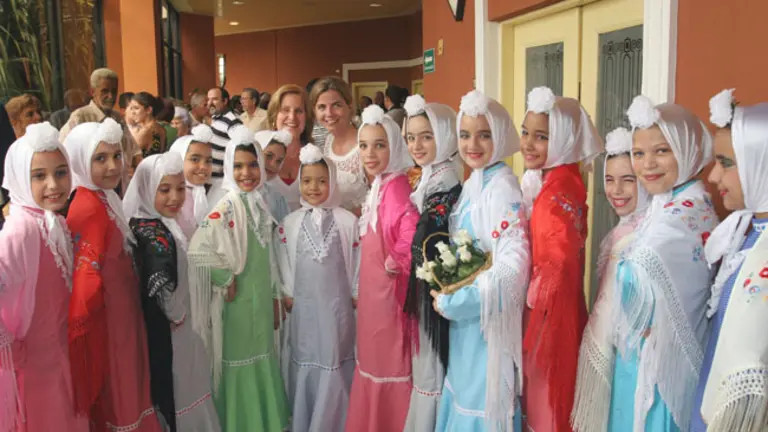  Victoria Cristóbal posa con las niñas que lucen los vestidos llevados desde Madrid.