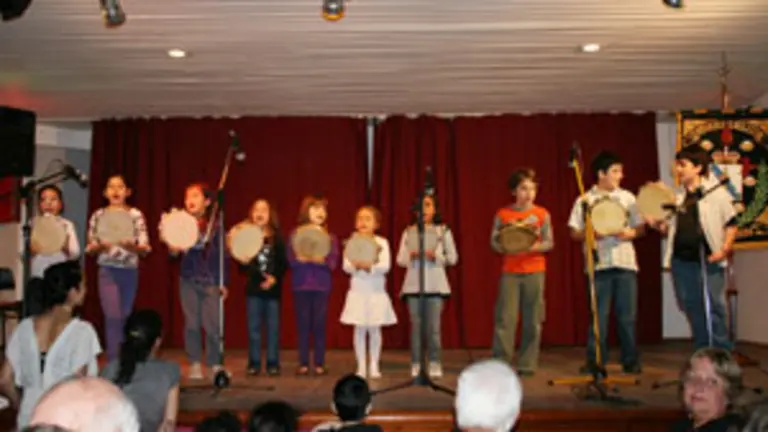  Los m&aacute;s j&oacute;venes tambi&eacute;n participaron en el acto. 