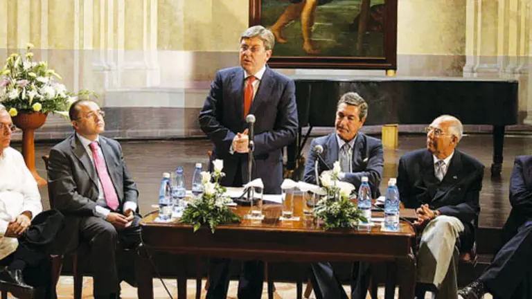  El presidente de las Cortes, José Manuel Fernández Santiago, acompañado por el resto de autoridades, se dirige a los presentes en el acto celebrado en la Basílica de San Francisco de Asís.