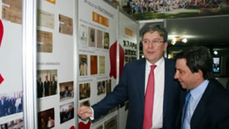  Fernández Santiago y Juan Andrés Blanco observan importantes documentos de la emigración.