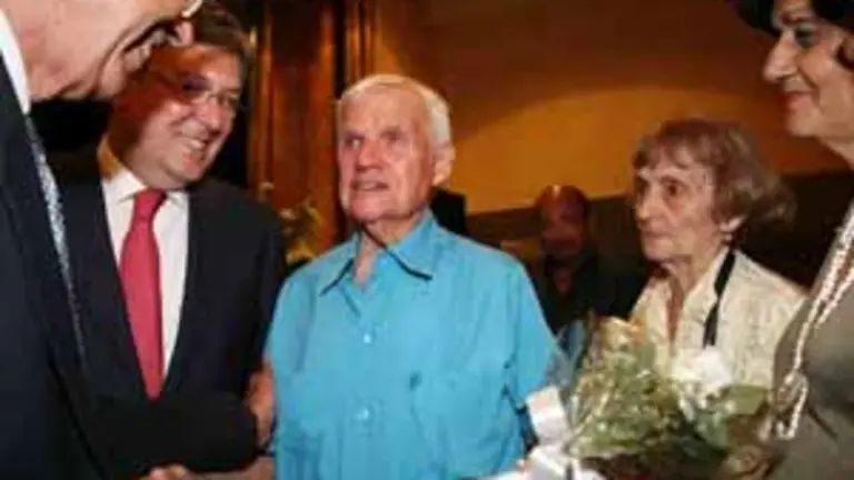  Fernández Santiago y Rabanillo entregaron el premio ‘Sánchez Tamame’ a Claudio Surribas y su esposa, en presencia de la hija de Sánchez Tamame, Gloria Sánchez.