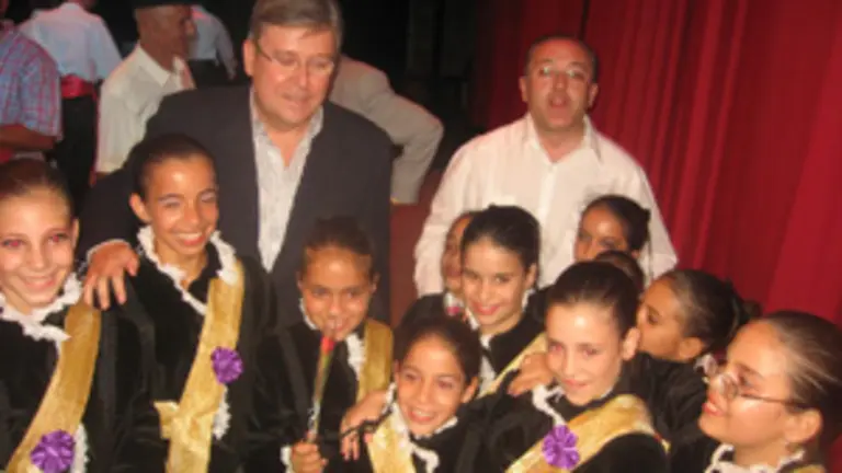 Las bailarinas más pequeñas que participaron en el espectáculo pidieron fotografiarse con Fernández Santiago y Colsa.