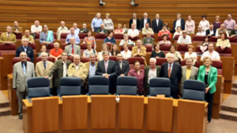  El presidente de las Cortes, José Manuel Fernández Santiago, recibió a miembros de la Federación de Casas Regionales.