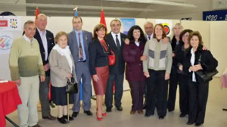 Las diferentes personalidades posan durante el acto.  