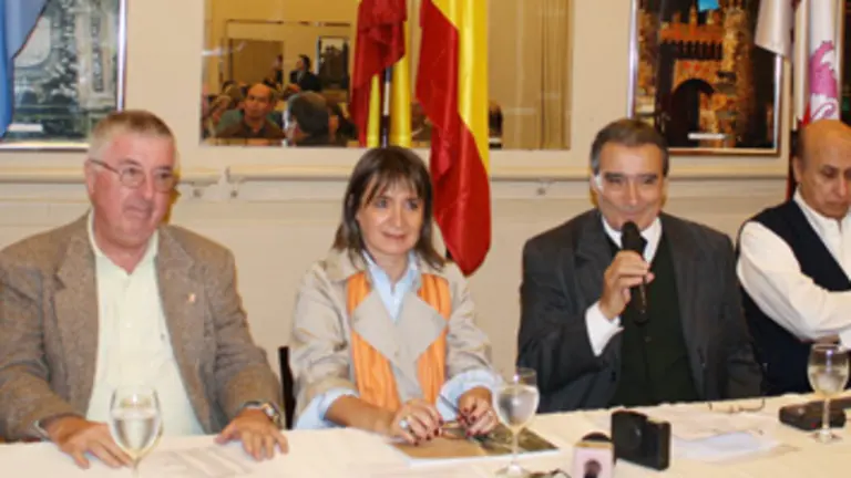 De izda. a dcha.: Susana Suárez (tesorera), Jorge García (secretario), Julia Hernando (vicepresidenta), Pedro Bello (presidente), Cándido Vidales (vocal) y Mariana Bello (protesorera), durante el acto en el que se dio a conocer la nueva Junta.