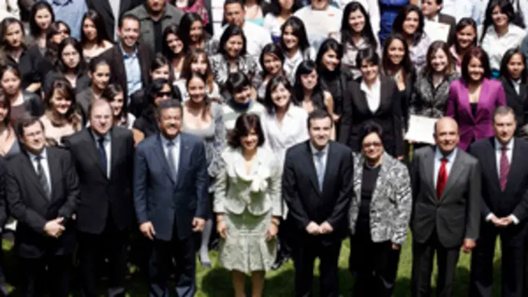  Algunos de los estudiantes becados con las autoridades asistentes al acto.