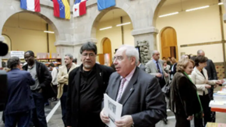  Luis Sep&uacute;lveda y Vicente &Aacute;lvarez Areces, en la inauguraci&oacute;n del Sal&oacute;n del Libro Iberoamericano.