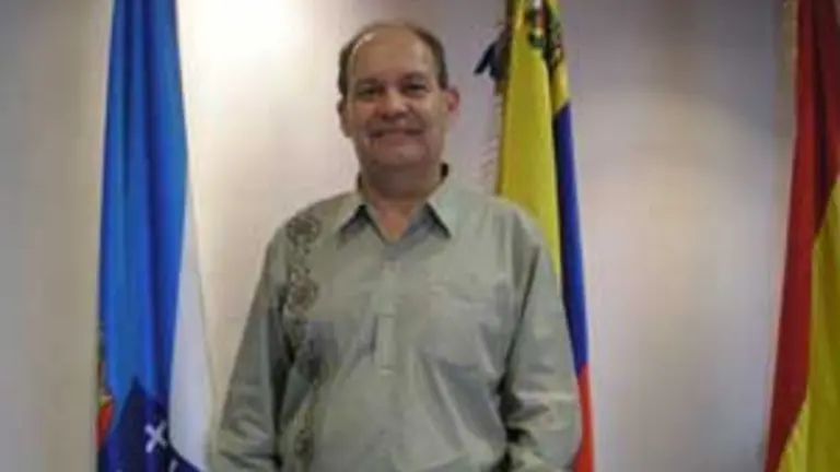 Antonio Pi&ntilde;&oacute;n Mart&iacute;n, nuevo presidente de la HGV, 2009-2011, con sus banderas de Venezuela, Galicia y Espa&ntilde;a.