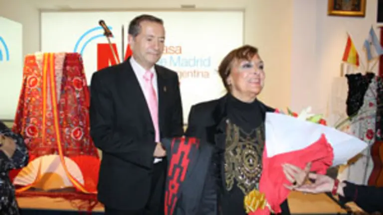  Nati Mistral, acompañada de Ramón Carballo, recibe un ramo de flores.