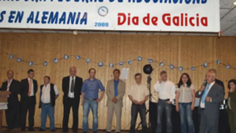  Ramiro Vieito, presidente de la Coordinadora &ndash;a la dcha.&ndash;, se dispone a entregar obsequios a los presidentes de los centros.