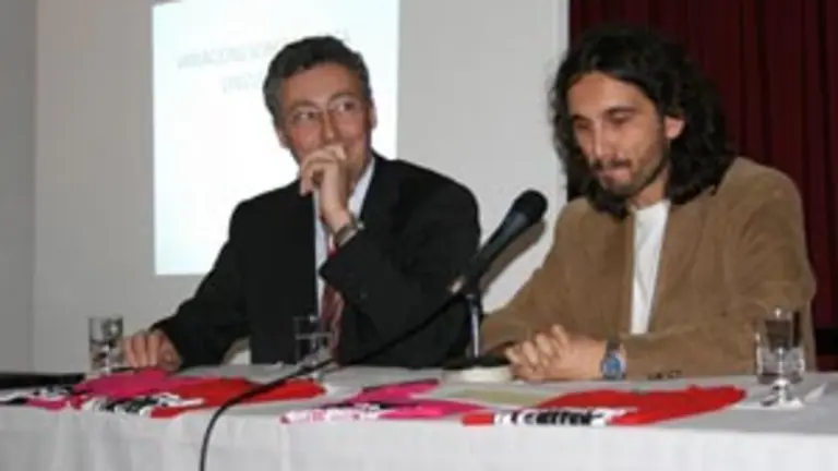  Ruy Farias &ndash;a la derecha&ndash;, durante su comparecencia, acompa&ntilde;ado de Iv&aacute;n &Aacute;rea.