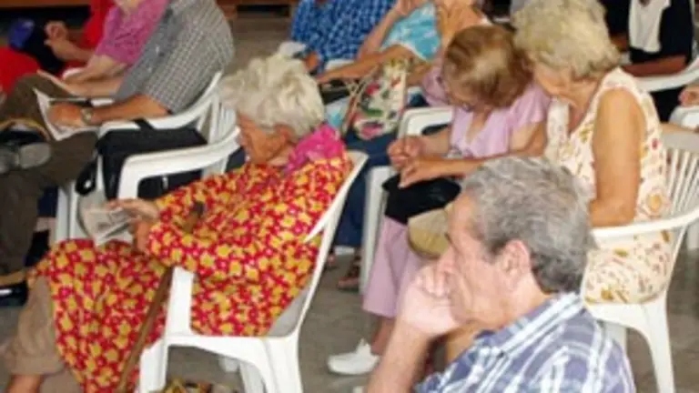  Los mayores siguieron las actuaciones del grupo de baile de la asociaci&oacute;n.