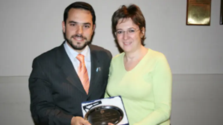  Mariana Ruiz, corresponsal de &lsquo;Galicia en el Mundo&rsquo;, en el momento de recoger el premio que le entreg&oacute; la entidad.