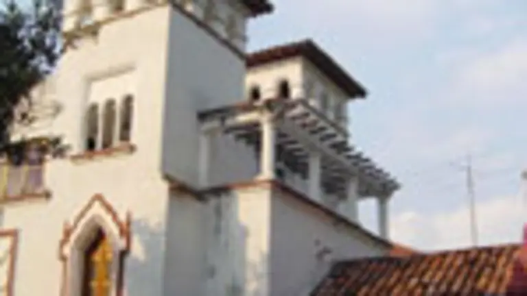  Fachada de la Casa Colonia del HCV en Caracas.