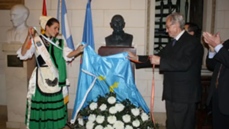  Nespral, junto a la primera princesa del Centro, descubriendo el busto de Manolo del Campo. 
