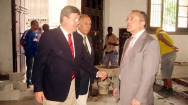  Félix Colsa –1º por la dcha.–, junto a Fernández Santiago y Rabanillo, en la visita a las obras del Centro de Día.