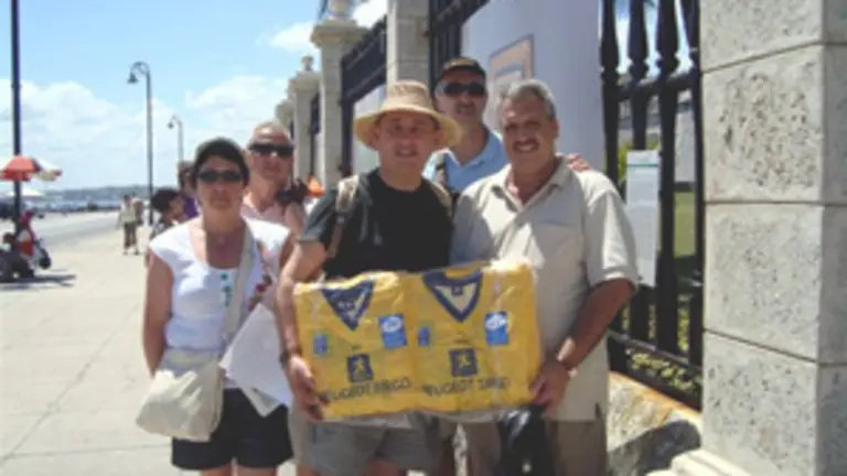  Rafael Fern&aacute;ndez entrega a Cerra el vestuario de f&uacute;tbol para el equipo.