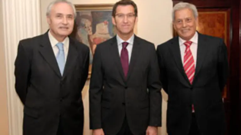  N&uacute;&ntilde;ez Feij&oacute;o, junto al nuevo director, &Oacute;nega -a la dcha.- y el saliente, Sobrado Palomares.