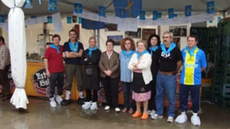  Teresa Ordiz, junto al presidente del Centro Asturiano y miembros de la directiva.