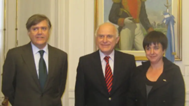 Mar&iacute;a Fern&aacute;ndez Campomanes, acompa&ntilde;ada &ndash;a su derecha&ndash; por el intendente de la Municipalidad de Rosario, Miguel Lifschitz, y por el c&oacute;nsul de Rosario, Jes&uacute;s Mar&iacute;a Rodr&iacute;guez And&iacute;a y Parada.