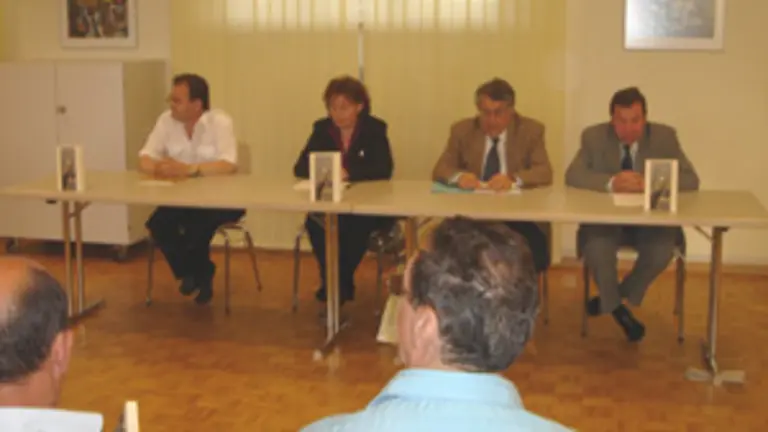  Joaqu&iacute;n Hern&aacute;ndez Riestra, Consuelo Vega D&iacute;az, Manuel Fern&aacute;ndez de la Cera y Pablo Manzano, durante la presentaci&oacute;n del libro &lsquo;Por partida doble&rsquo;, en el Centro Asturiano de Berna.