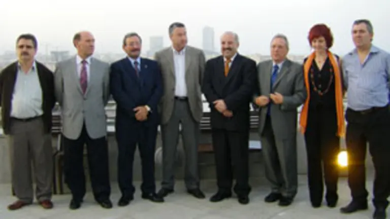  Os presidentes das distintas entidades que se agrupan en &lsquo;Aegalcat&rsquo;, xunto a Ernesto Lagar&oacute;n &ndash;4&ordm; pola dereita&ndash;.