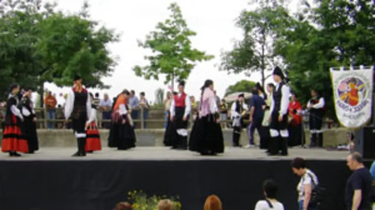  Actuaci&oacute;n dun dos grupos folcl&oacute;ricos que interviron na festa desenrolada no Parque de Can Oriol.