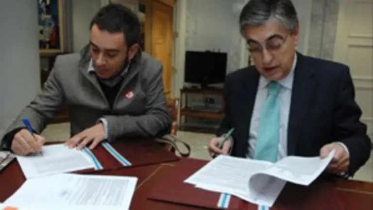 Francisco Vallverd&uacute; y Salvador Fern&aacute;ndez suscriben el convenio.