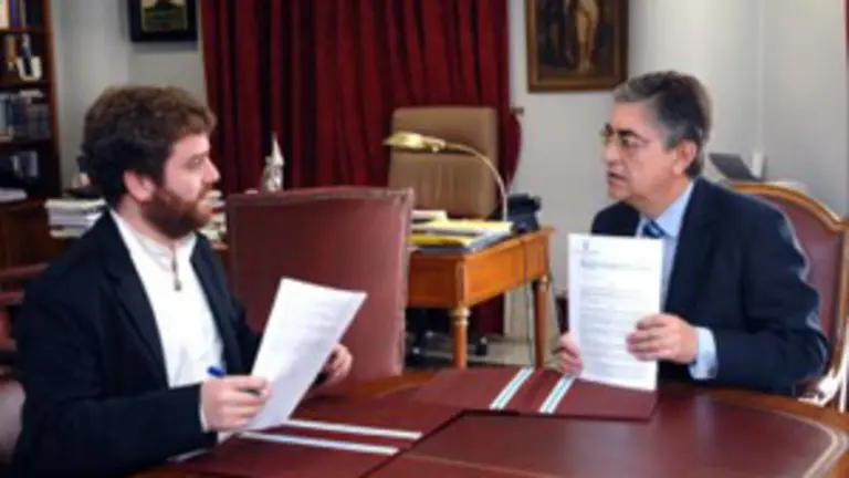  Alejandro Quinoa y Salvador Fern&aacute;ndez, durante la firma del convenio.