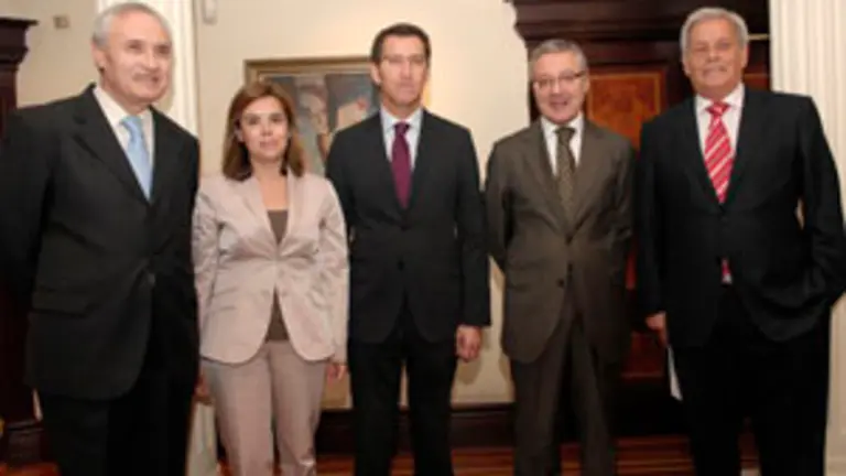  &Oacute;nega, junto a S&aacute;ez de Santamar&iacute;a, N&uacute;&ntilde;ez Feij&oacute;o, Jos&eacute; Blanco y Alfonso S. Palomares.