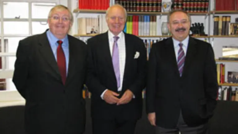  De izda. a dcha., Paul Preston, David Brighty y Ram&oacute;n Villares, durante su encuentro en Londres.