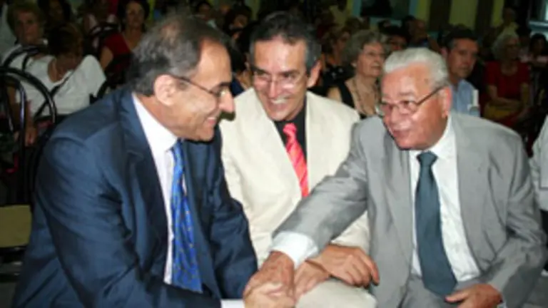 Pablo Barrios –izda.– charla con Machín y González, durante la clausura de las festividades por el Día de Canarias.