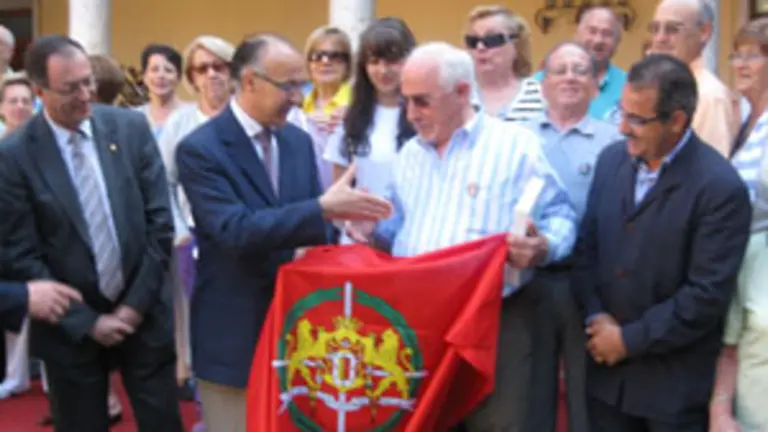  Ramiro Ruiz entregó una bandera de Valladolid a la delegación.
