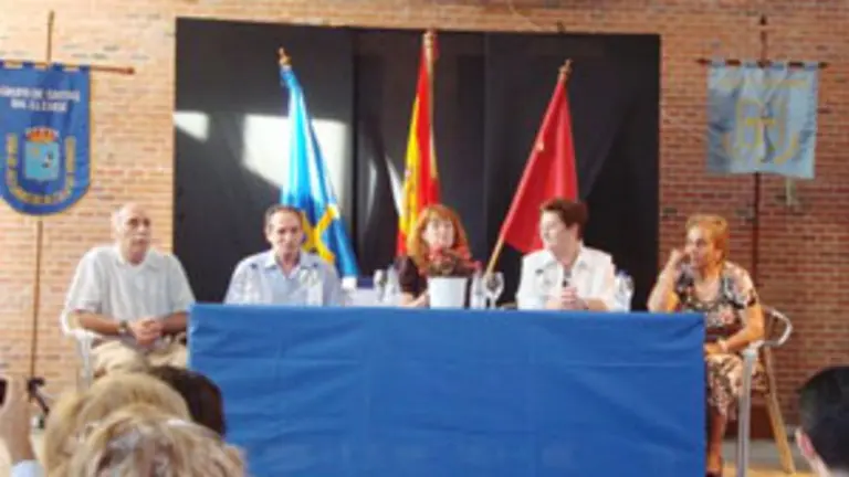 Teresa Ordiz, Mar&iacute;a jes&uacute;s Rodr&iacute;guez y la Junta Directiva, en la Inauguraci&oacute;n semana cultural.