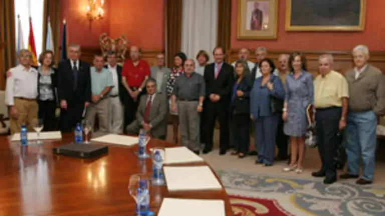  Louz&aacute;n posa con los presidentes de los centros en el Pazo Provincial.