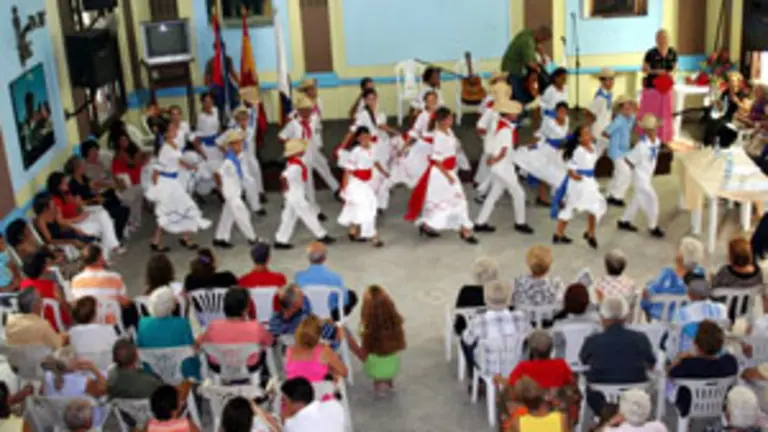  Los grupos de bailes canarios actuaron con elevado nivel profesional