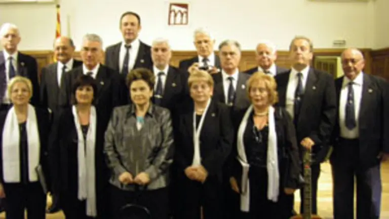  Compo&ntilde;entes da coral &lsquo;Cengallei&rsquo; do Centro Galego, que actuaron unha vez rematada a conferencia.
