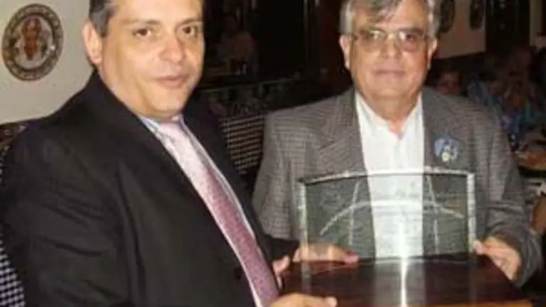  Efraín Medina, entonces viceconsejero de Emigración del Gobierno canario, recibe un presente de manos de Antonio Expósito, presidente de Fedecanarias, en nombre de todas las entidades canarias de Venezuela, acto realizado el 9 de junio de 2007.