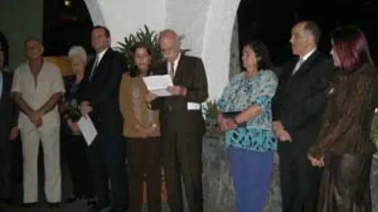  El profesor Francisco Ramón González, presidente de la Academia de la Cultura Canario-Venezolana, durante su alocución, en compañía de las autoridades invitadas.