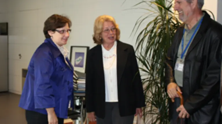  La presidenta del Centro Asturiano de Nueva York, Mar&iacute;a Gelchie, y la consejera de Presidencia, Justicia e Igualdad, Mar&iacute;a Jos&eacute; Ramos