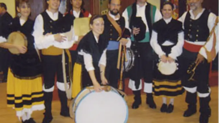  Miembros de la escuela de baile y gaitas &lsquo;Airi&ntilde;os da Terra&rsquo; que actuaron en la clausura del acto.