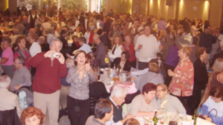  Los asistentes se sumaron animadamente a la celebraci&oacute;n festiva.