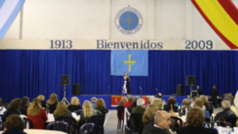 La m&uacute;sica y el baile no pod&iacute;an faltar en la tradicional &lsquo;Verbena de Oto&ntilde;o&rsquo; del Centro Asturiano.
