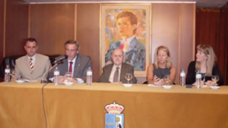  El Centro Asturiano de Madrid entreg&oacute; al director de la Feria de Muestras de Asturias la &lsquo;Manzana de Oro&rsquo;.