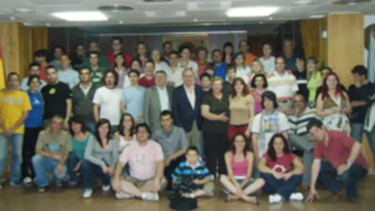  En el centro, el presidente del Consejo de Comunidades Asturianas, el presidente de FICA y la presidenta del Centro Asturiano de Alcobendas, rodeados de los alumnos y alumnas que participaron en el curso.