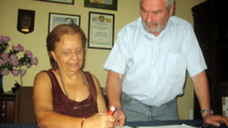  Farp&oacute;n y Sierra revisan algunas planillas.