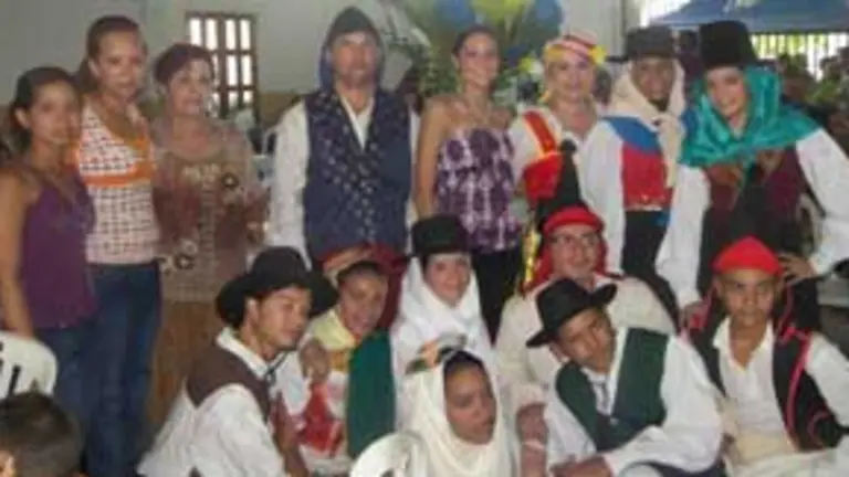  La ‘chicharrera’ Rosa Alonso, junto a su madre y amigos con la agrupación ‘Beñesmen’ de Valle de La Pascua. 