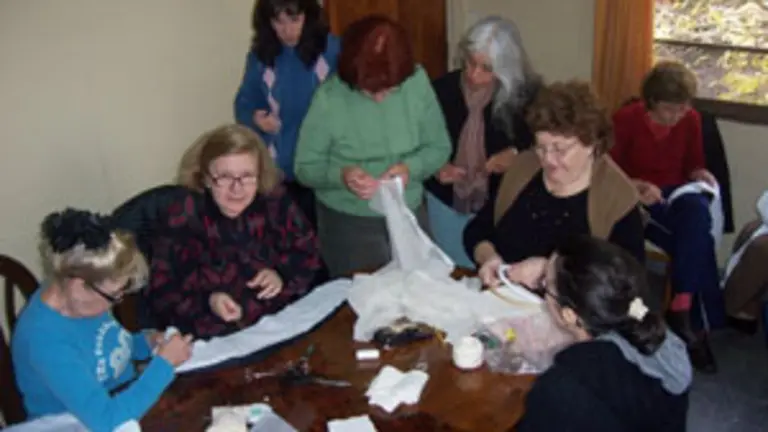  Grupo de mujeres que participan en el curso de trajes tradicionales.