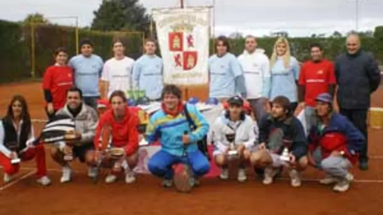  Algunos de los participantes en el torneo de tenis organizado por la entidad.