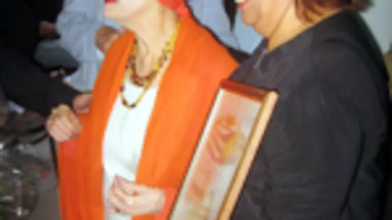  Alicia Alonso (izd.) visit&oacute; a la FAAC para dar una rueda de prensa.